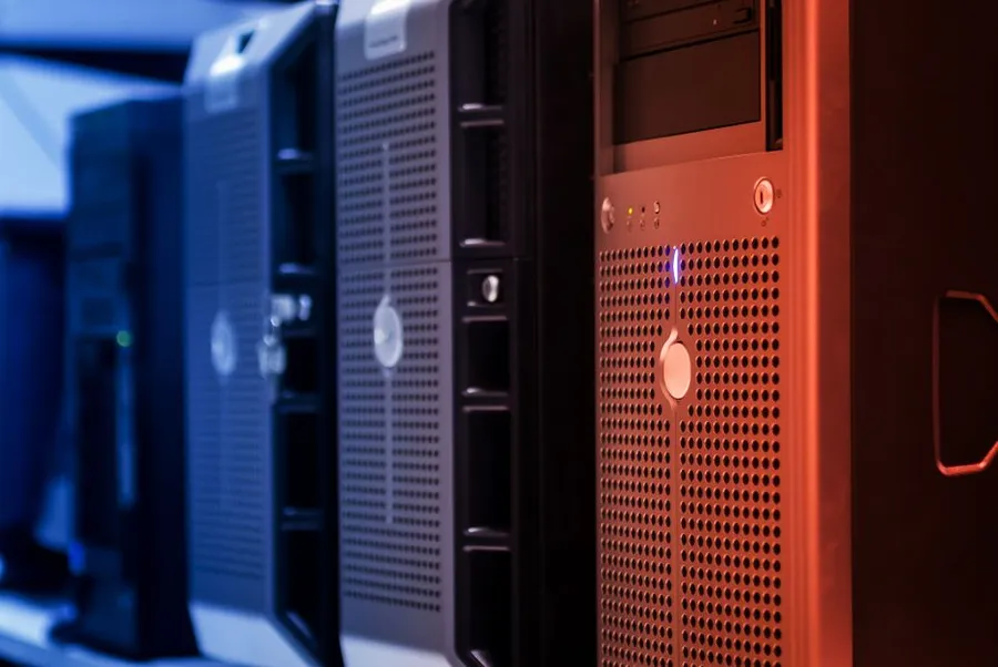 Server in einem Rechenzentrum mit warmer Beleuchtung