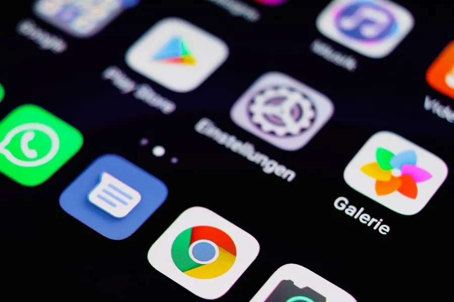Iconos de aplicaciones en la pantalla de un smartphone