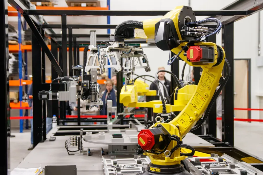 Industrieroboterarm automatisiert eine Produktionslinie